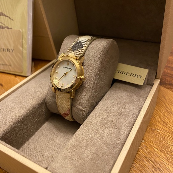 Burberry watch - Picture 2 of 7